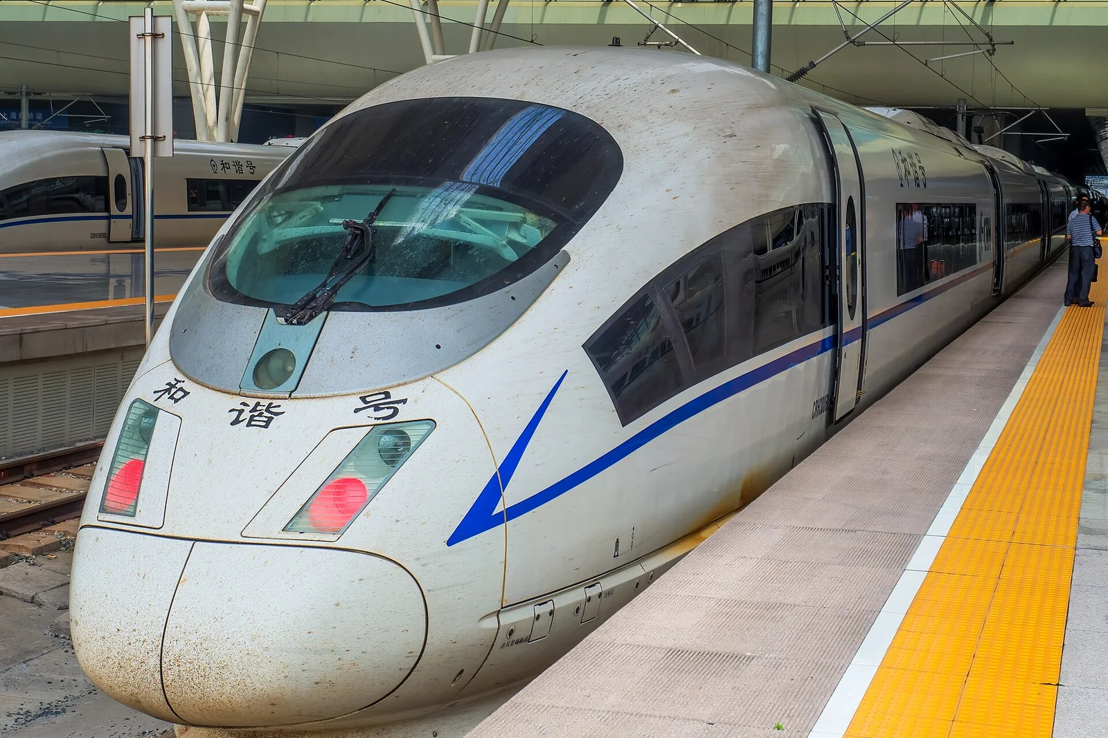 A high-speed passenger train at a Shanghai railway platform, photographed in 2015